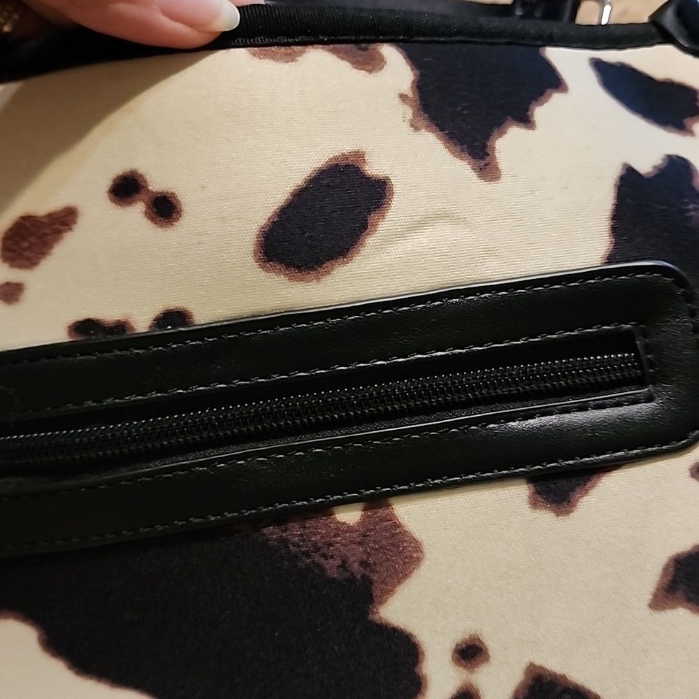 Jen & Co Jolee Washable Neoprene Crossbody with Guitar Strap - Picture 4 of 6